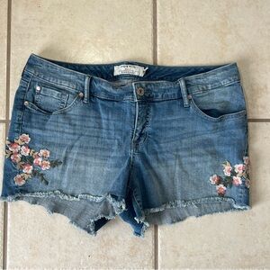 2017 Torrid Denim Floral Embroidered Raw Hem Jean Shorts Womens Size 14